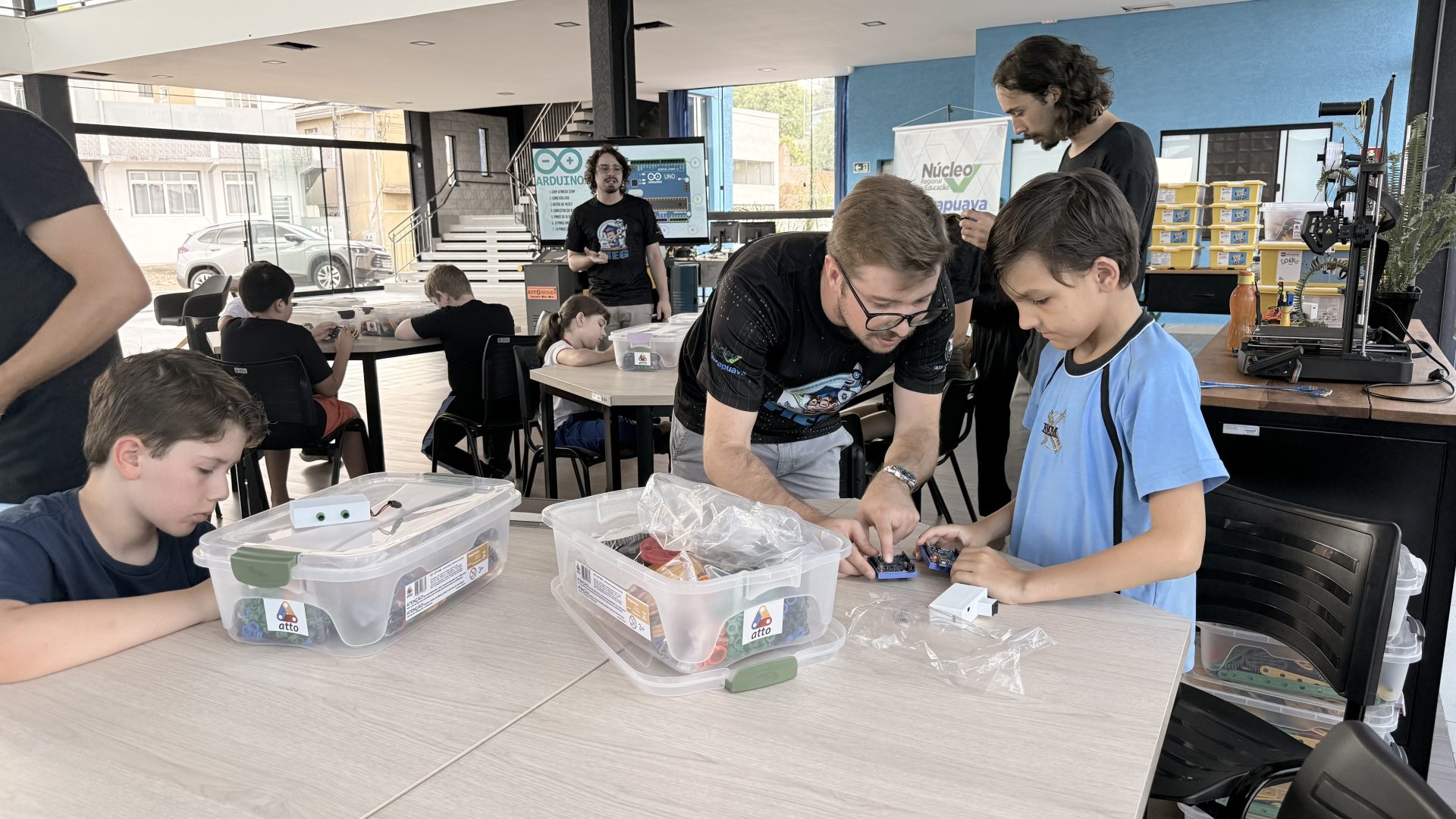 Entre fios e códigos, Guarapuava testa modelo de educação voltado à economia digital