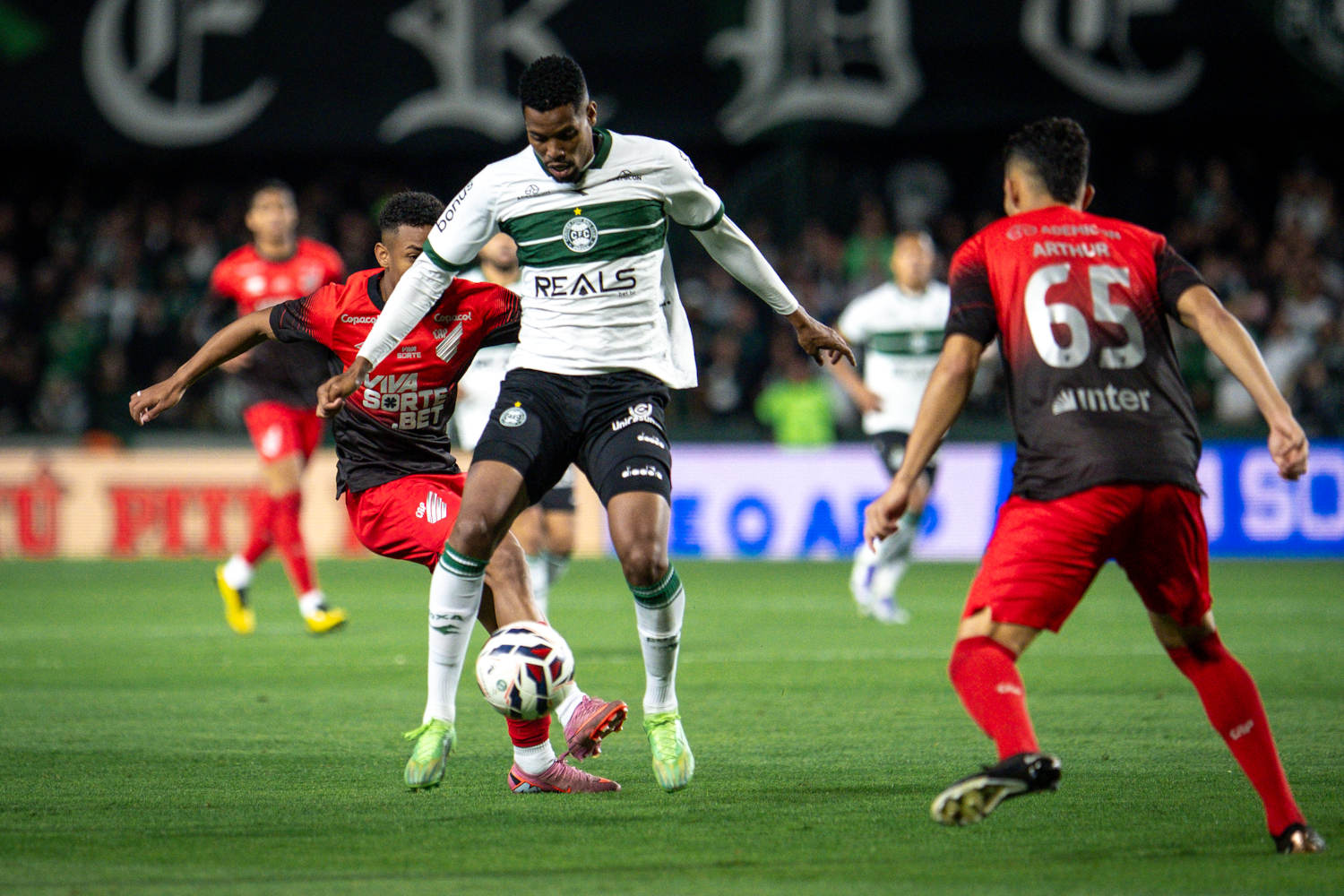 Série B: Coritiba segura Athletico com um jogador a menos, segue líder e complica rival