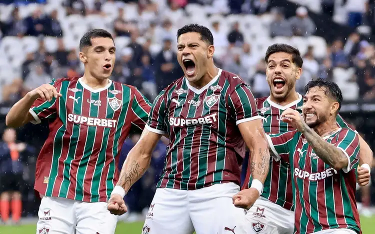 Hulk decide, Fluminense vence o Corinthians e assume terceiro lugar do Brasileirão
