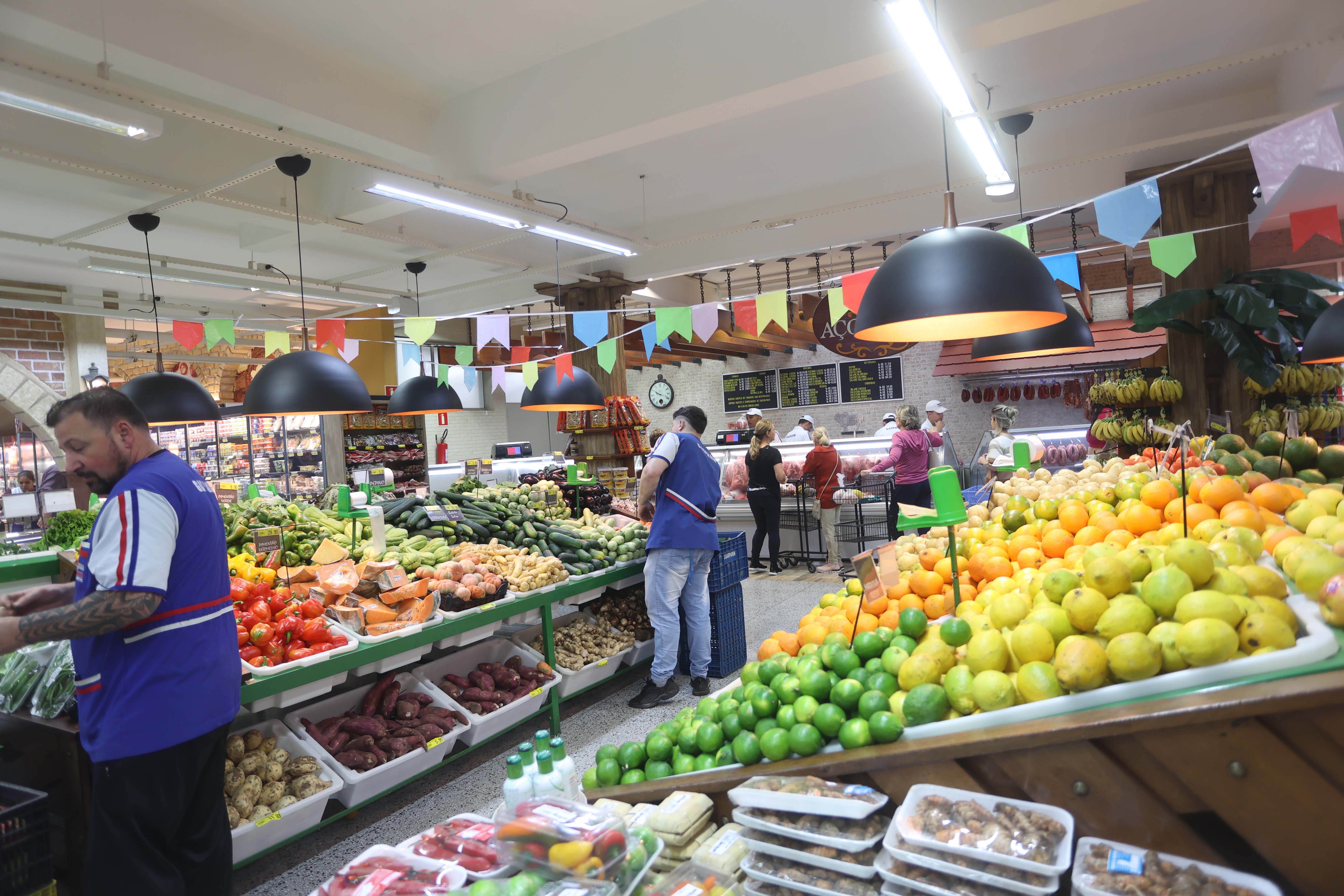  Esse foi o quarto mês consecutivo de alívio nos preços médios dos produtos que compõe o índice. Os declínios anteriores foram de 0,53% em junho, 0,72% em julho e de 0,58% em agosto