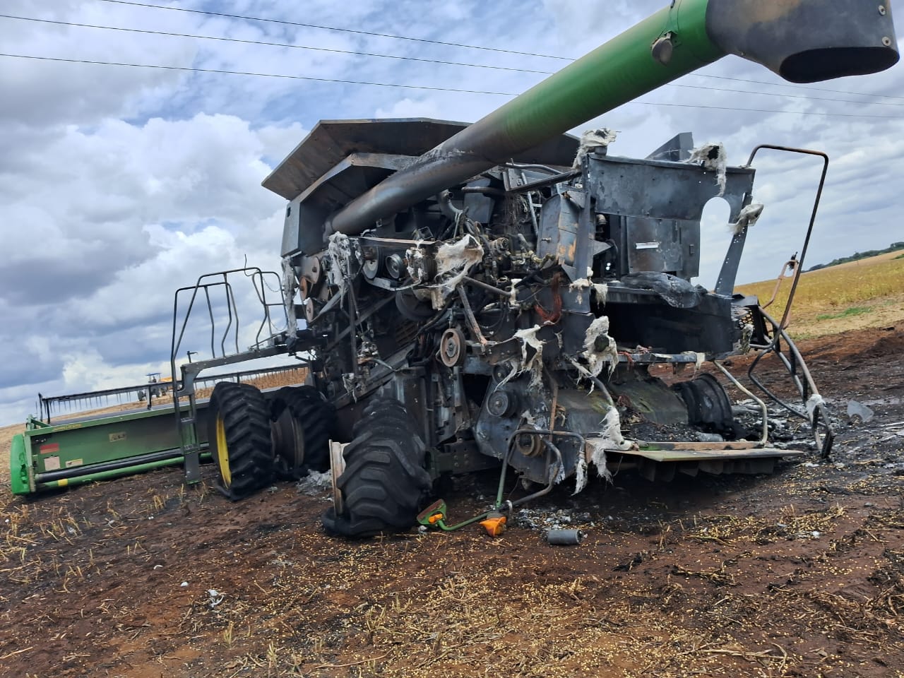 Incêndio atinge máquina agrícola carregada de soja