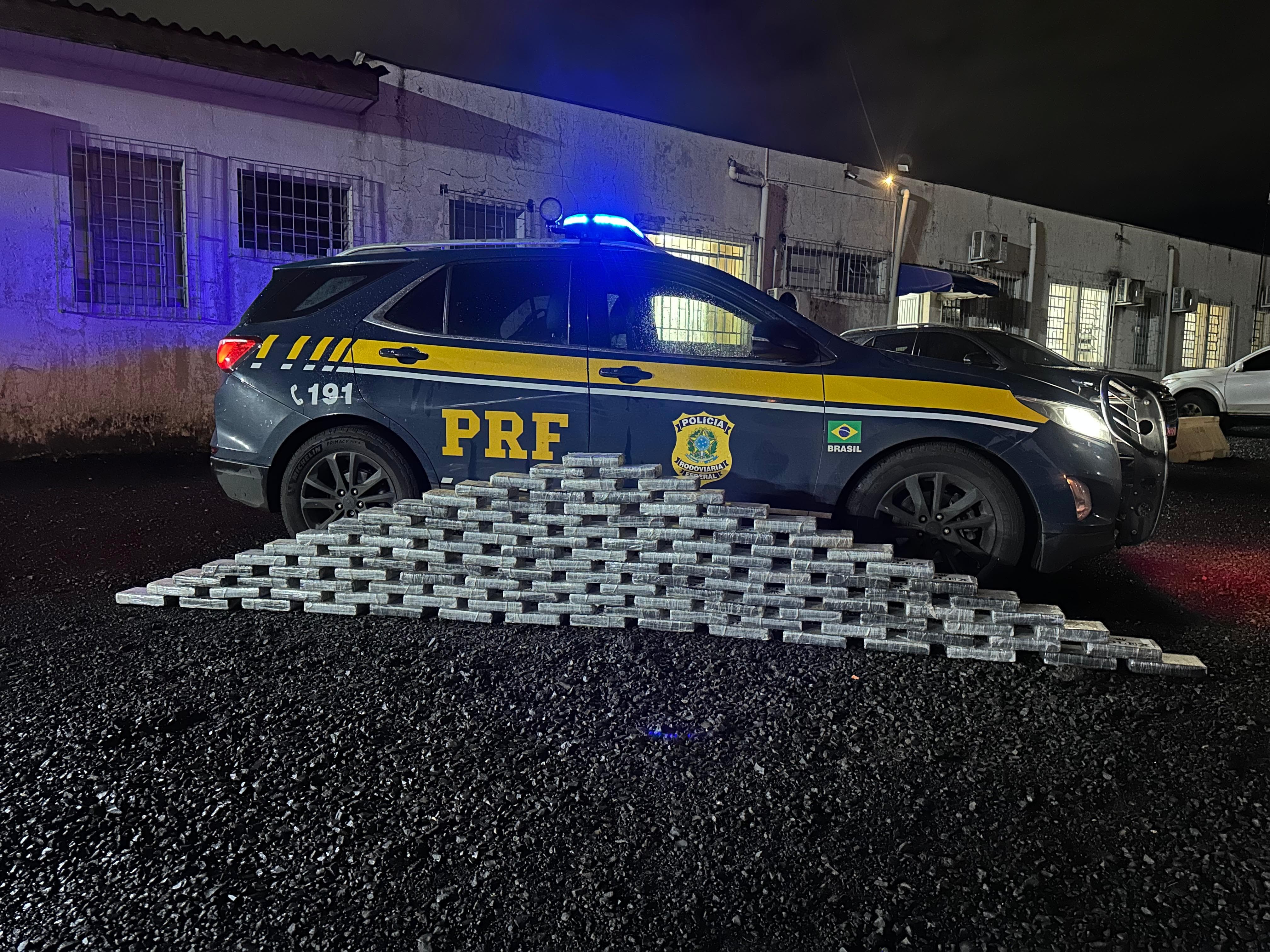 PRF apreende 132 kg de cocaína escondidos em compartimento oculto de carreta