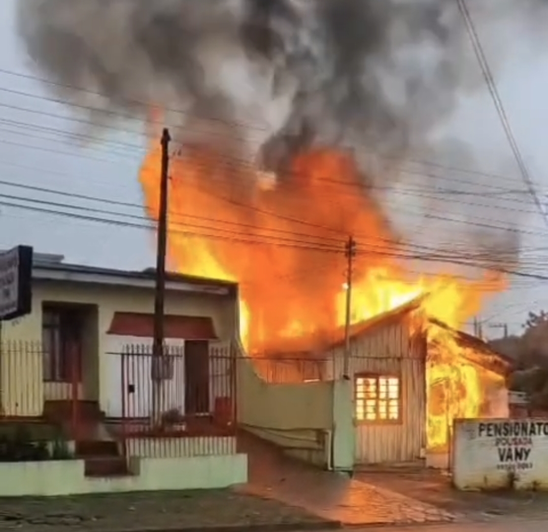Incêndio destrói o Pensionato da Vany, no Centro de Guarapuava