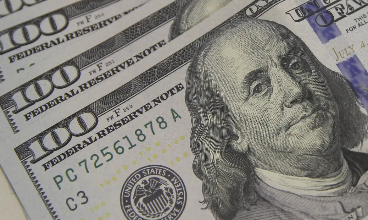 Dólar cai ao menor nível em quase dois meses, com alívio externo