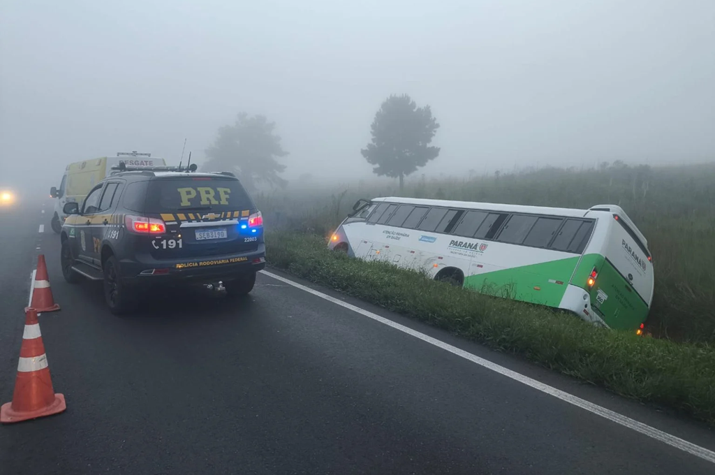 Ônibus da Saúde de Prudentópolis tomba na BR-277