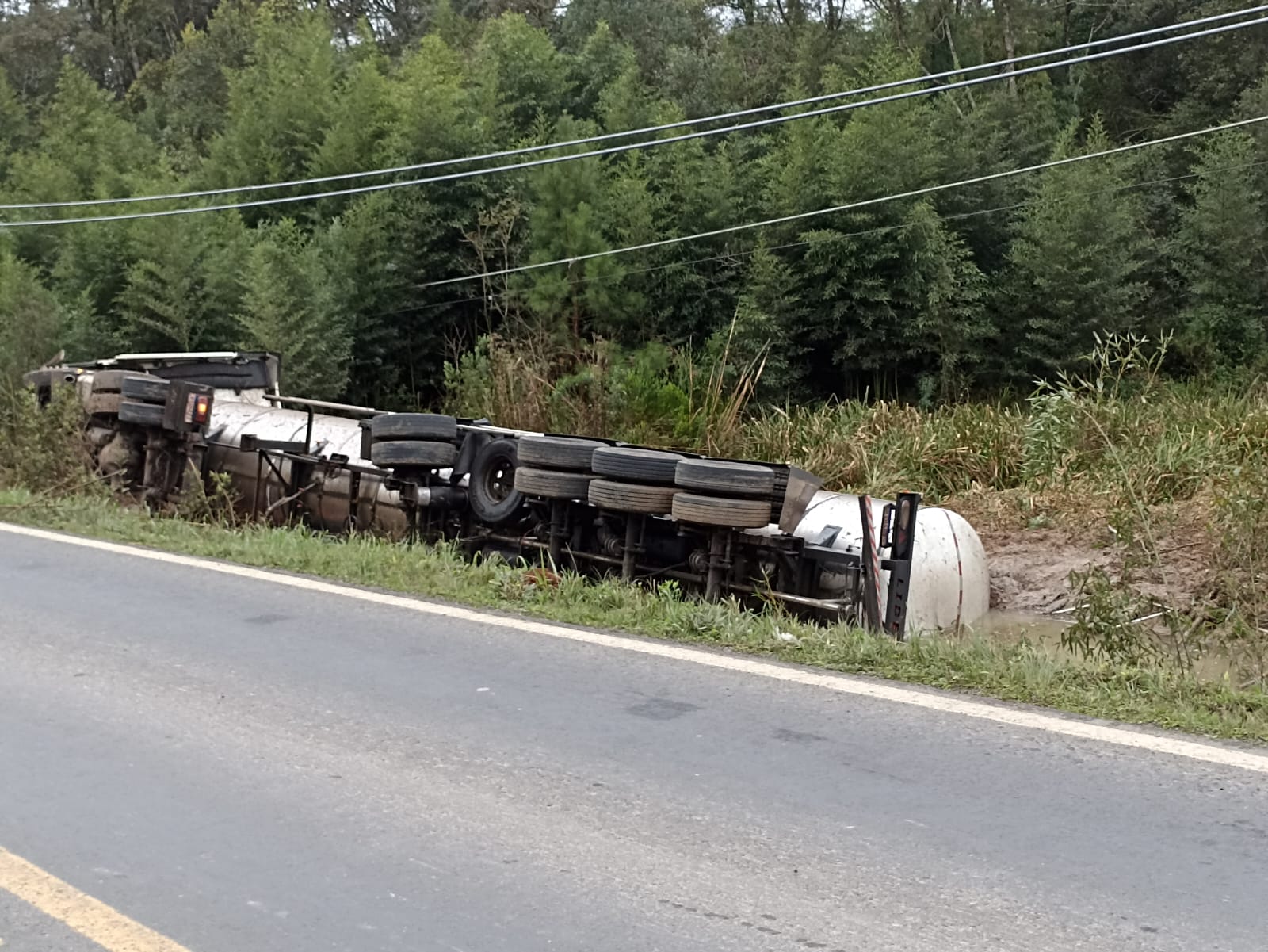 Caminhão tomba na BR-153 e deixa motorista gravemente ferido