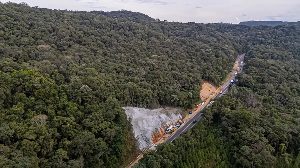 Pare e siga na Serra da Esperança provoca filas além das 17h; congestionamento pode persistir à noite