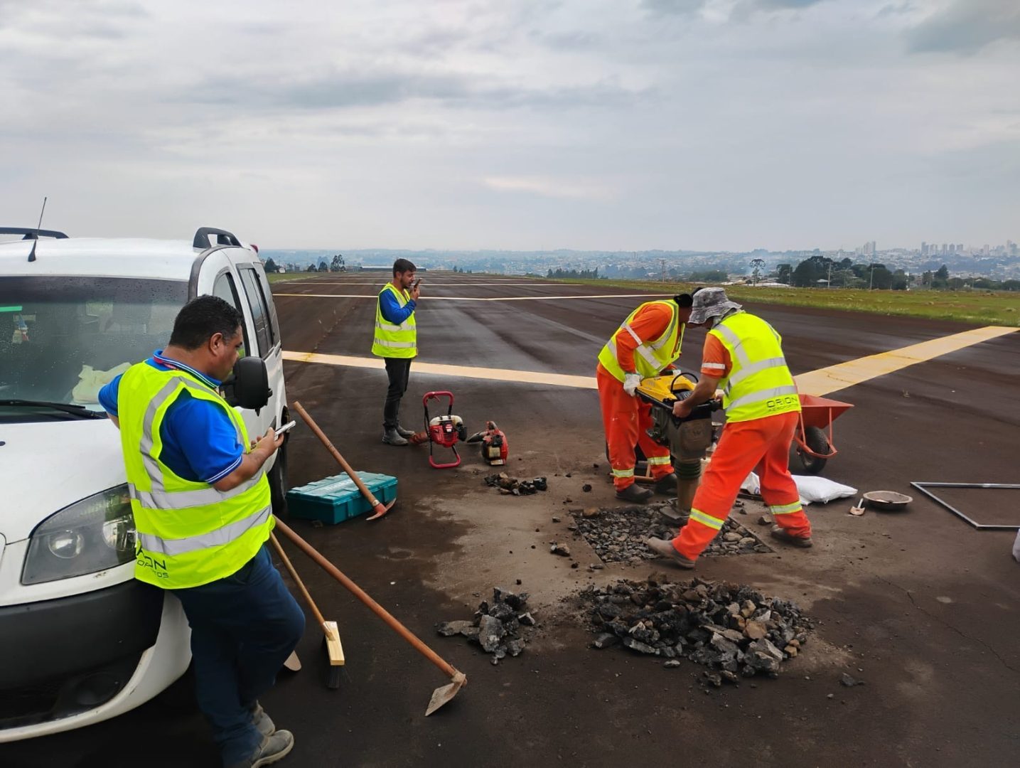 Técnicos solicitaram interdição temporária para pesquisar o solo e verificar se a camada por baixo da pista existente comporta aeronaves acima de 120 passageiros
