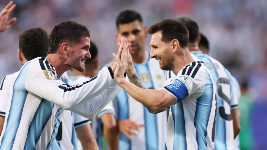 Argentina vence, Messi faz história e assume topo da artilharia mundial