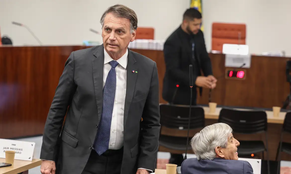 Defesa de Bolsonaro aponta cerceamento e pede revisão da pena em embargos de declaração ao STF