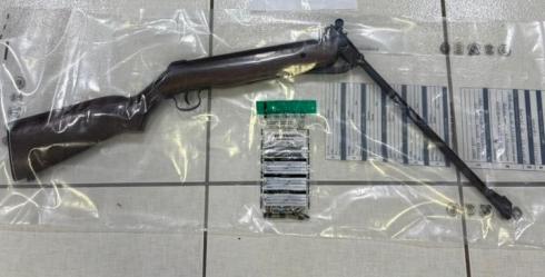 Homem é preso por agredir companheira e manter arma irregular
