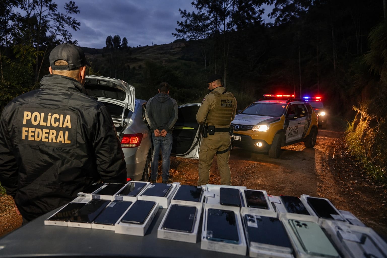 Contrabandistas tentam despistar polícia por estradas rurais, mas são monitorados e presos em operação da PF e PM