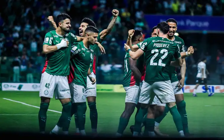 Palmeiras goleia Corinthians, Flamengo vence Fla-Flu e mantém liderança por um ponto