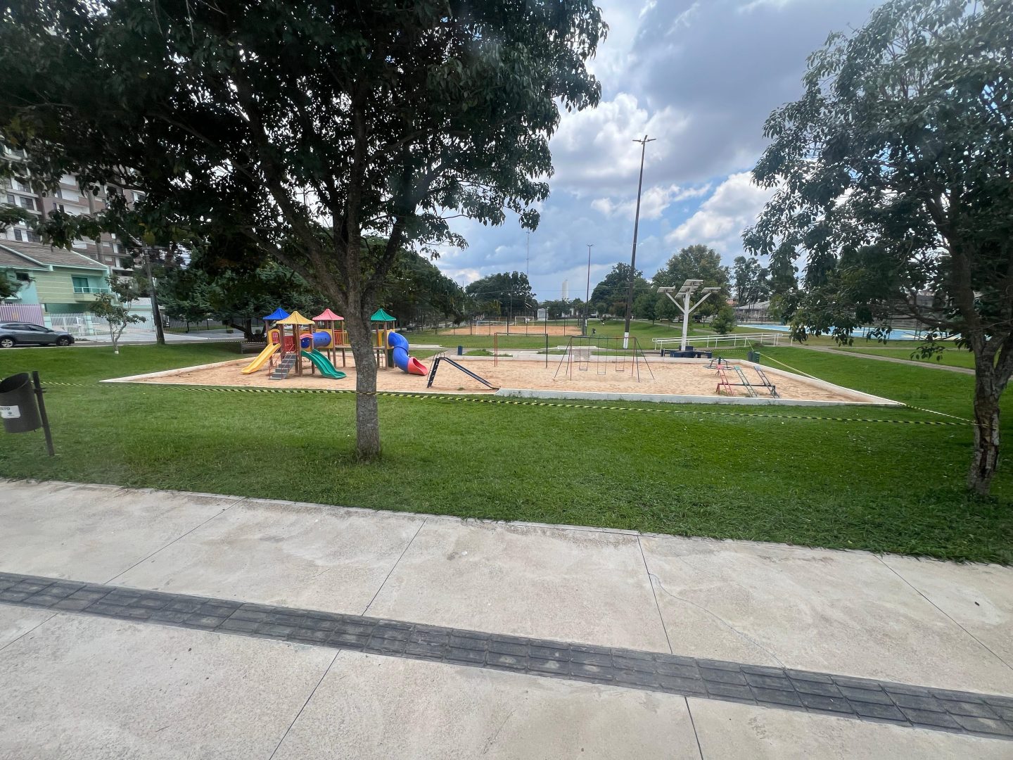 Enxame de abelhas leva à interdição temporária de parquinho na Praça Ucrânia, em Guarapuava