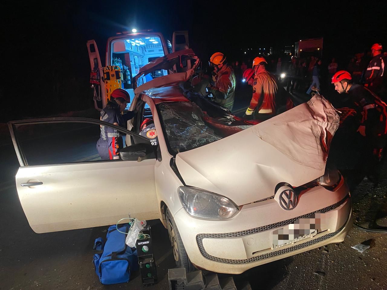 Carreta tomba na Serra do Cadeado e atinge carro; dois idosos ficam feridos