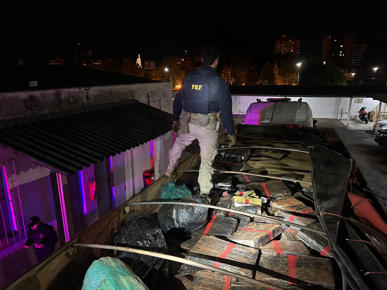 Caminhão com placas do Paraguai é flagrado com 1,2 tonelada de maconha em Guarapuava