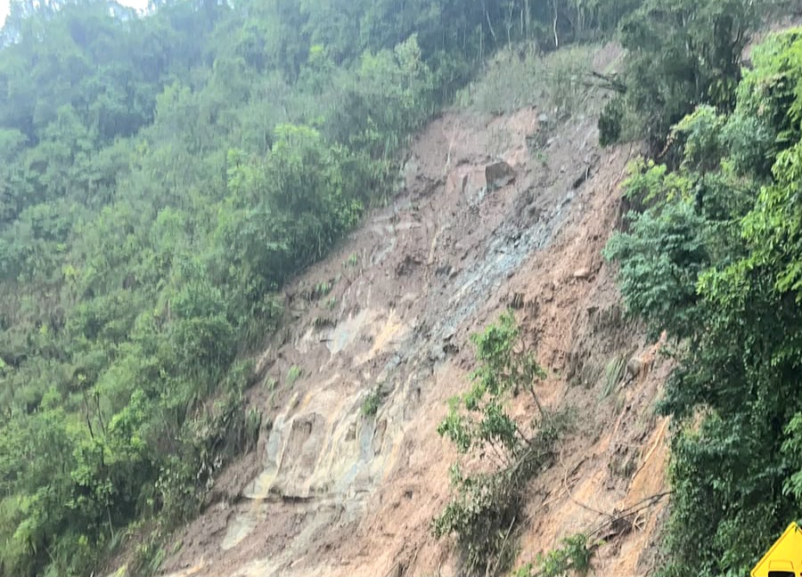 BR-277 é totalmente liberada após deslizamento de terra na Serra da Esperança 