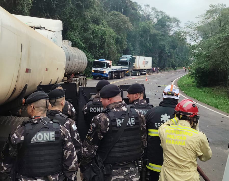 BR-277 vira ‘praça de guerra’ após saque de carga e confronto com indígenas no Paraná
