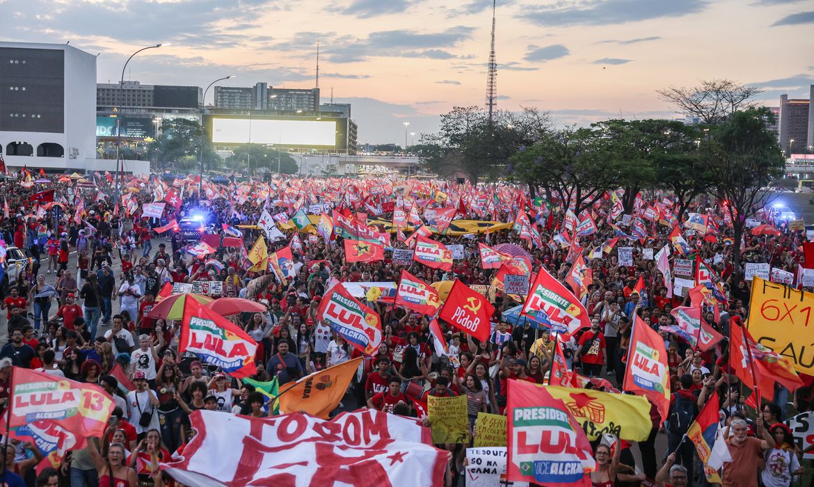 Lula mobiliza ruas, Flávio muda posição sobre 6x1 e TSE impõe regras ao Exército de Lula