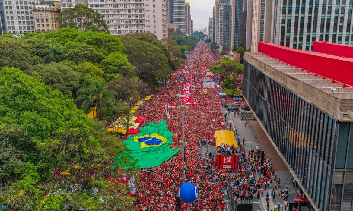 Lula amplia atos de rua e mobilização digital para tentar virar disputa com Flávio