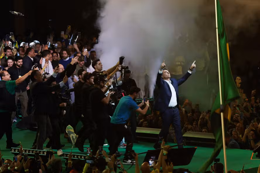 Com Milei e aceno de Michelle, PL oficializa Flávio Bolsonaro como candidato à Presidência