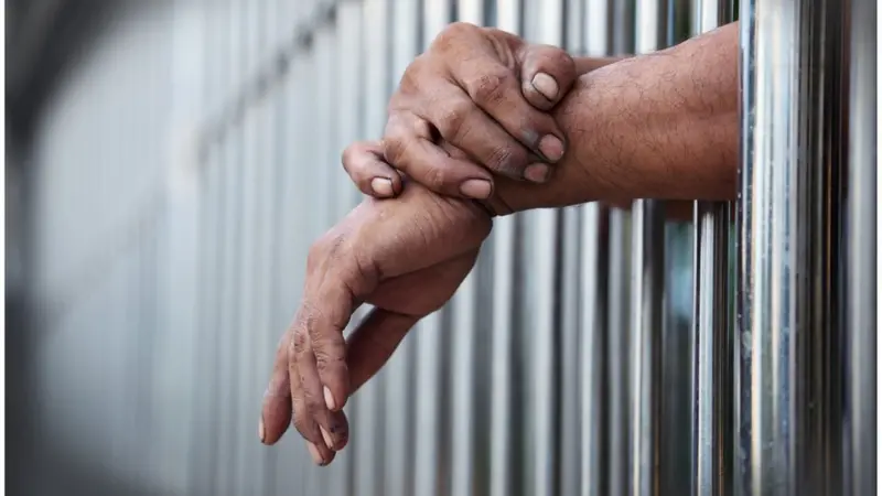 Suspeito de furtos reage à abordagem e policial é mordido por cão 