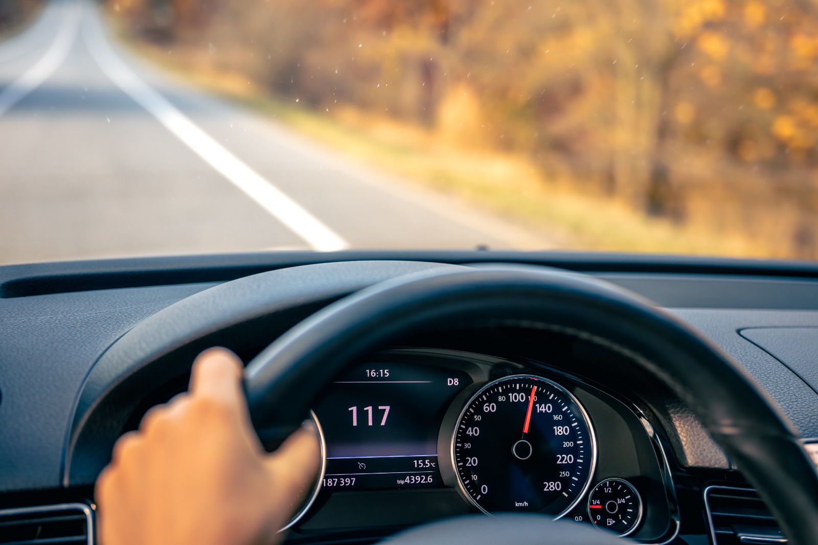 Homem furta carro em concessionária e foge em alta velocidade
