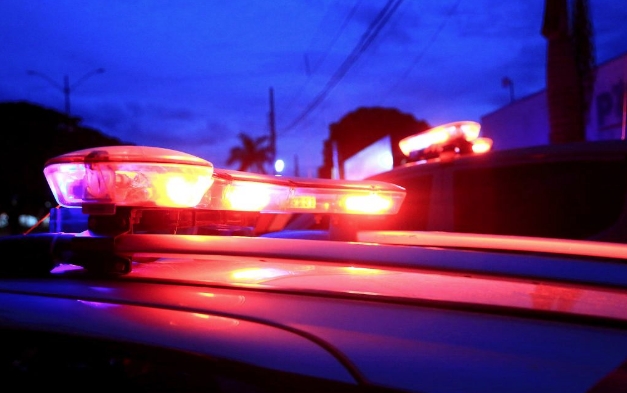 Criança atingida por disparo dentro de casa continua internada 