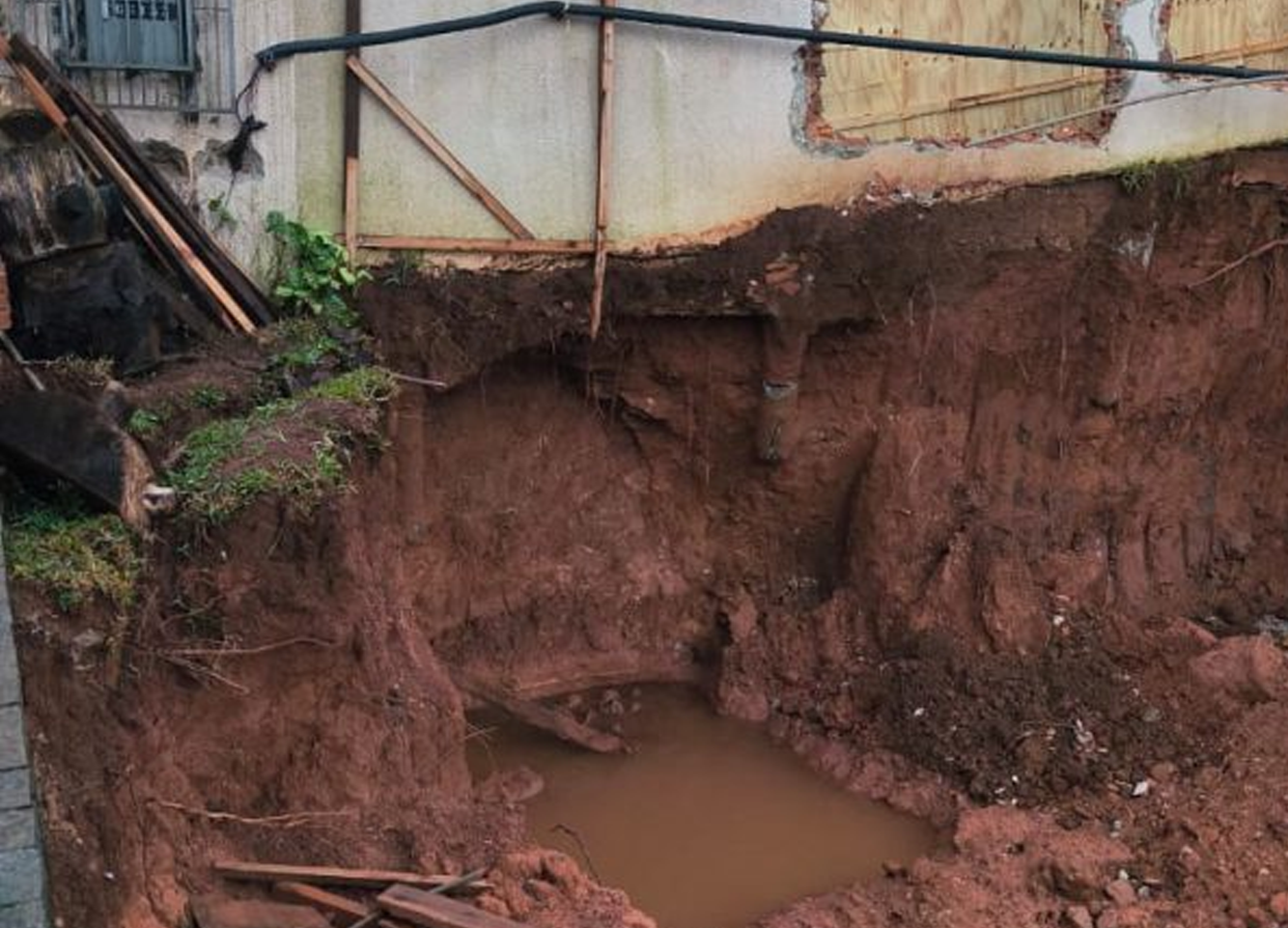 Erosão em obra ao lado da Urgência Trianon interdita parte do acesso; atendimento continua normal
