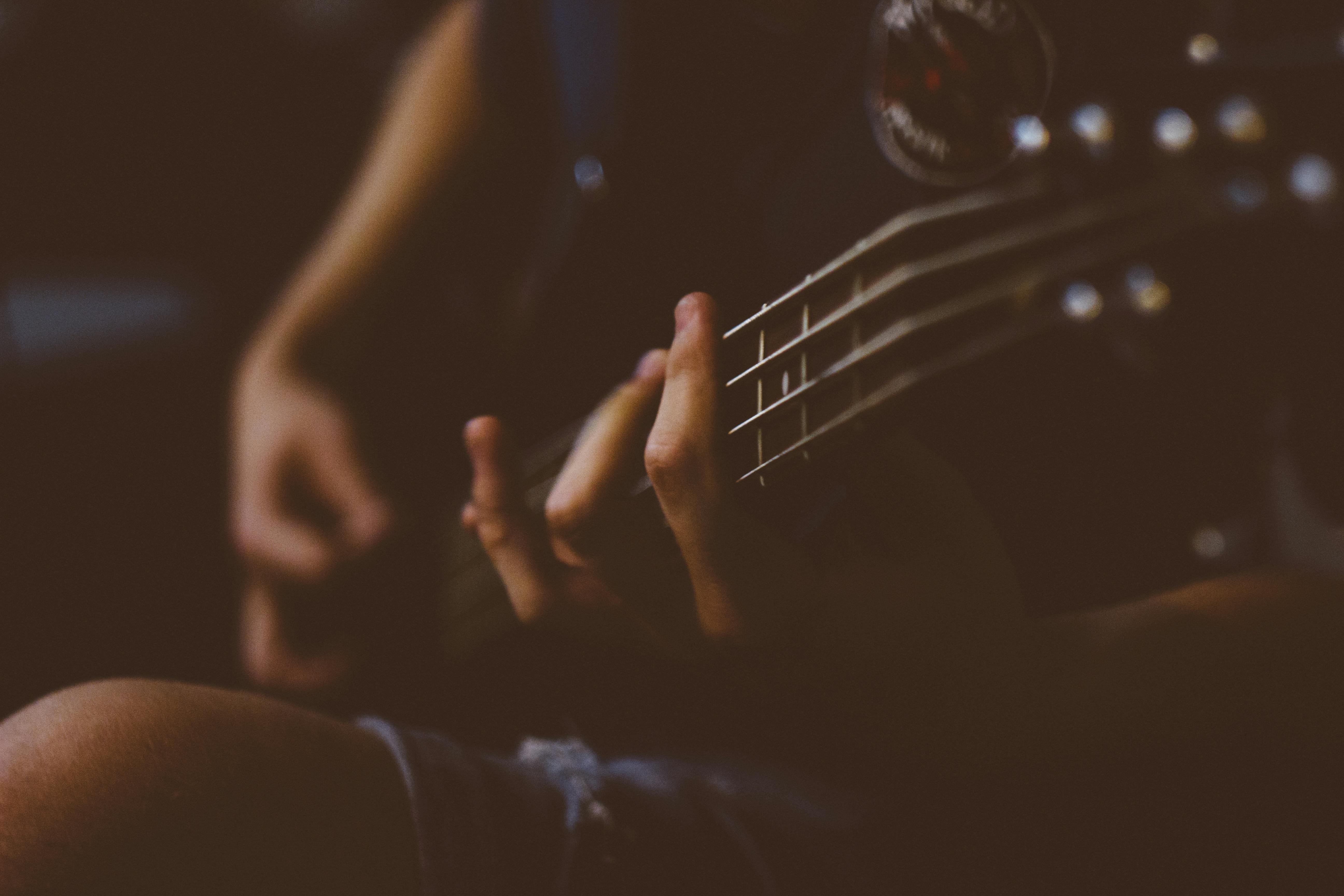 Ladrões estouram vidro do carro e levam guitarra 