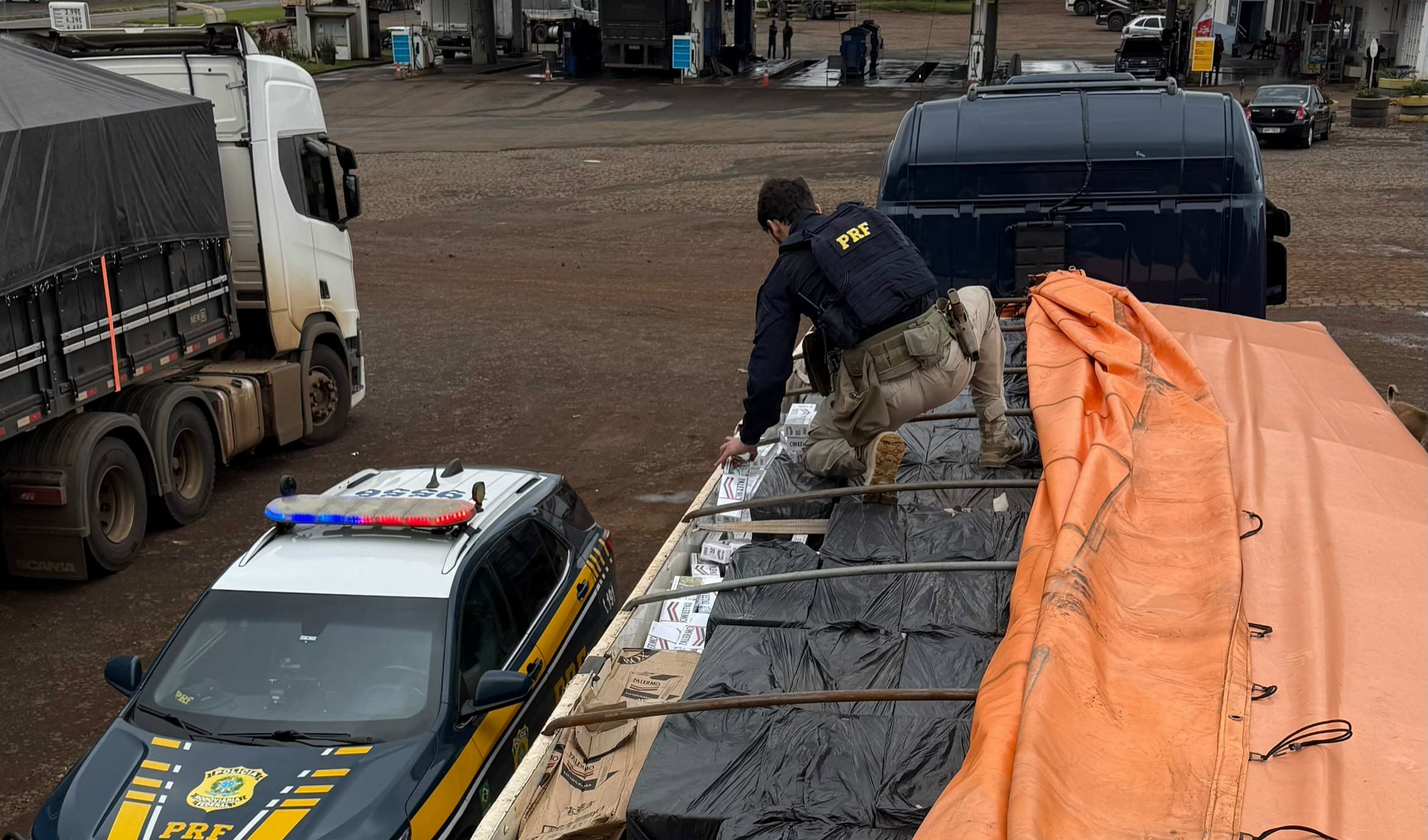 Carreta com placas do Paraguai escondia 200 mil maços de cigarros na BR-277, em Candói