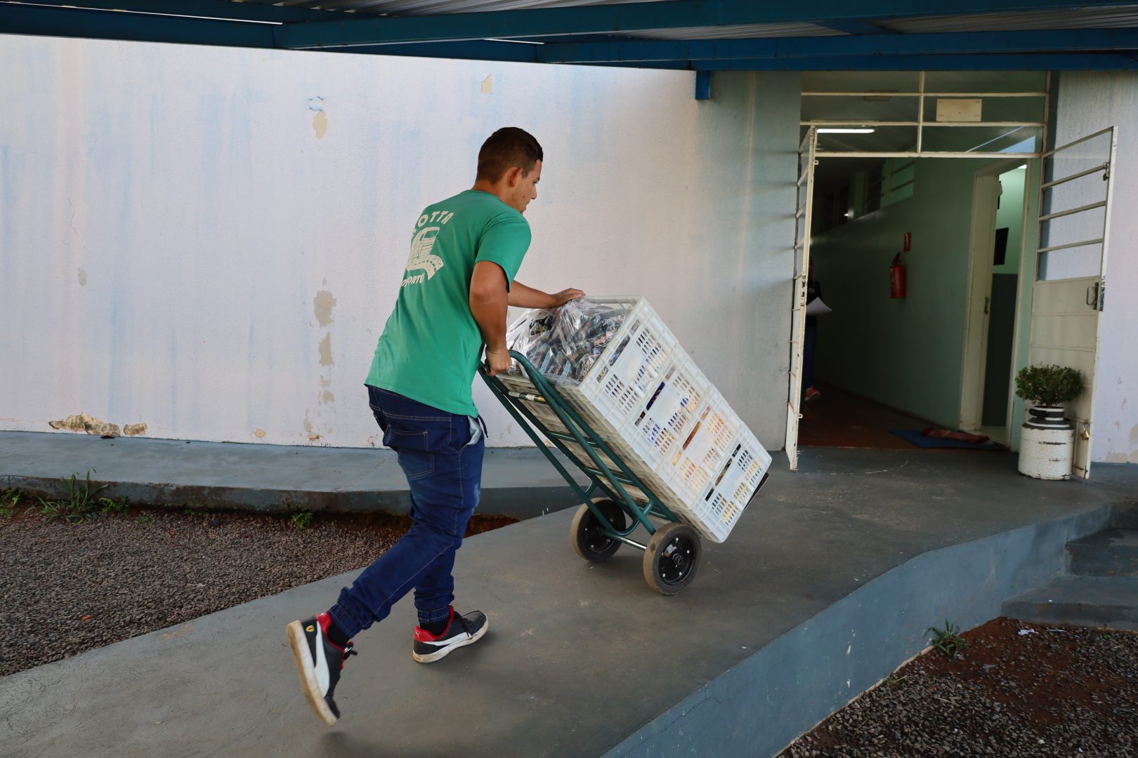 Com 37 mil refeições diárias, alimentação escolar recebe nova remessa e reforça cardápio nas escolas e CMEIs do município
