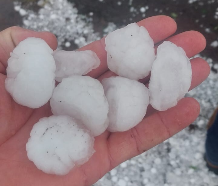 Temporal com granizo destelha ao menos 492 casas e deixa famílias desalojadas no Centro-Sul do Paraná