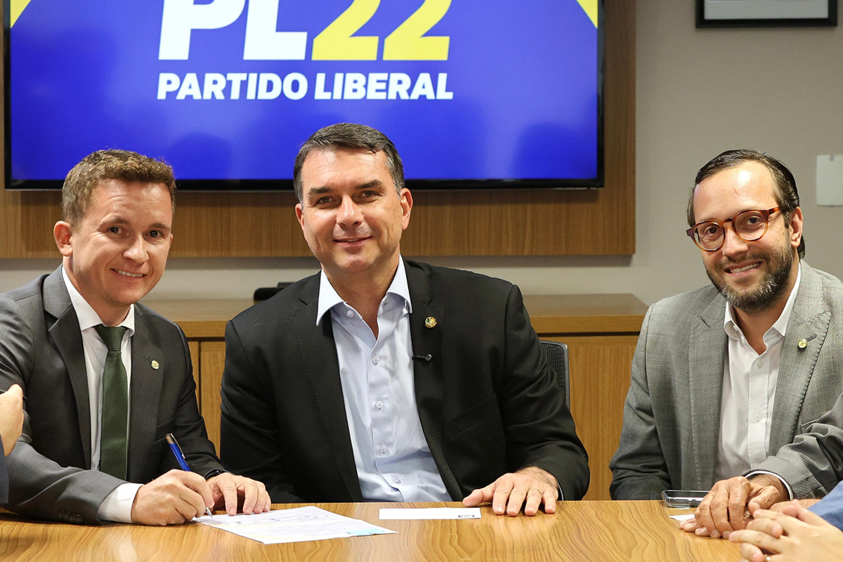 Estacho com Flávio Bolsonaro: “Base de direita” para vencer as eleições”