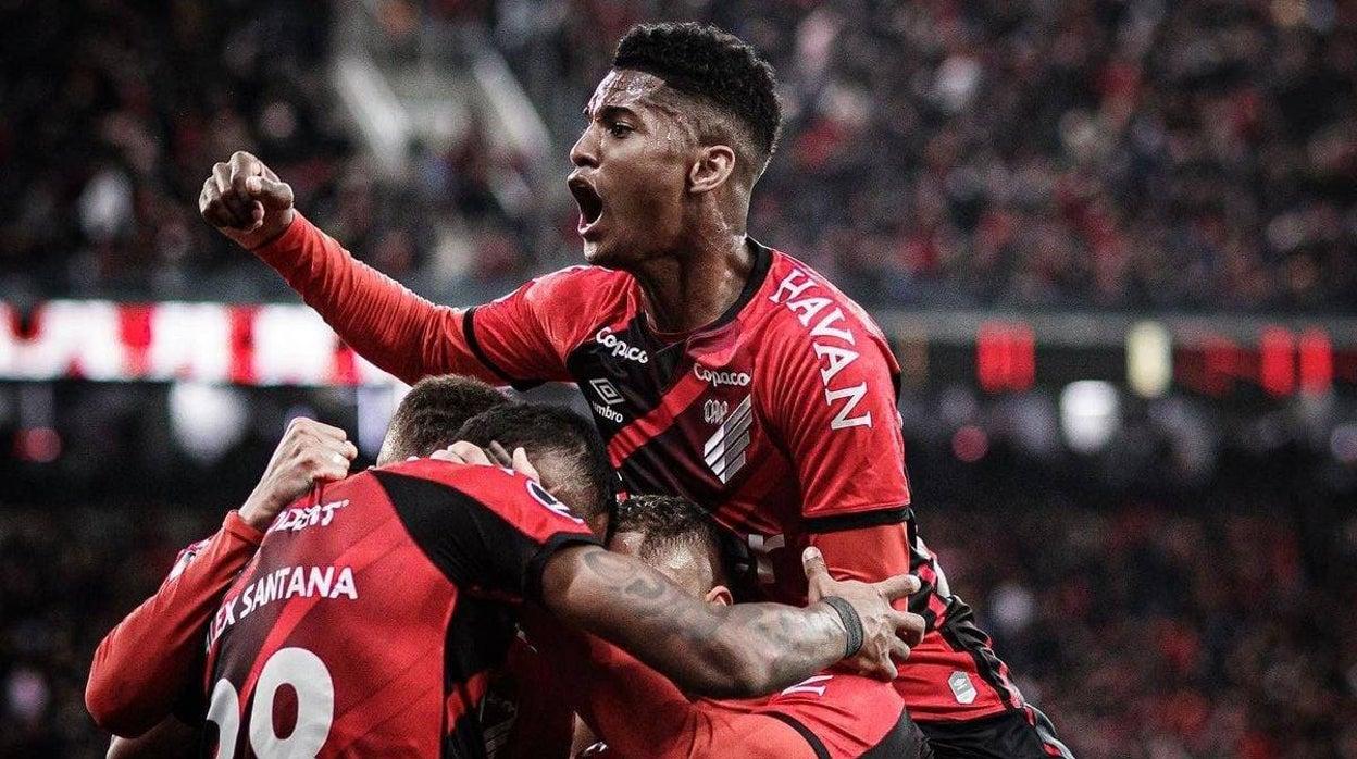 Athletico-PR vira sobre o São Paulo em cinco minutos, vence por 2 a 1 e entra no G-3 do Brasileirão