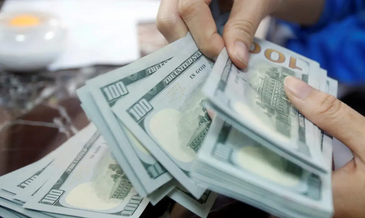Dólar sobe 0,74% e volta a fechar acima de R$ 5