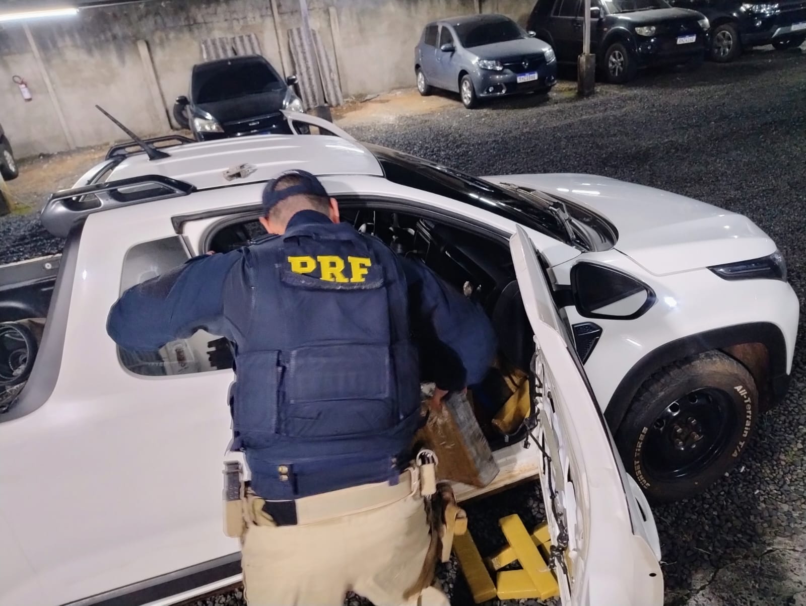 Quase 400 kg de maconha são apreendidos na BR-277, em Guarapuava; dois homens são presos