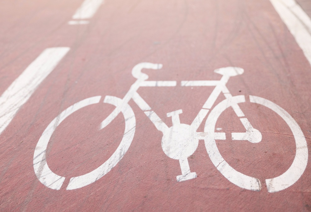 Colisão entre carro e bicicleta elétrica deixa adolescente ferido na ciclofaixa, na Manoel Ribas