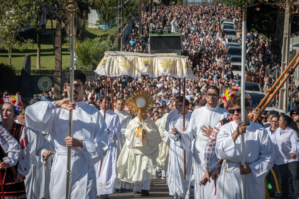Milhares de fiéis participam dp Corpus Christi em Guarapuava