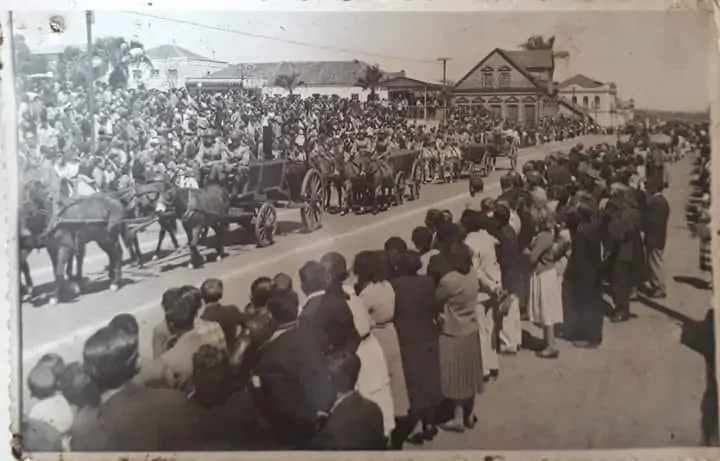 Desfile na década de 1950 na Rua de XV de Novembro, tradição interrompida com o novo projeto, amplamente questionado pela população