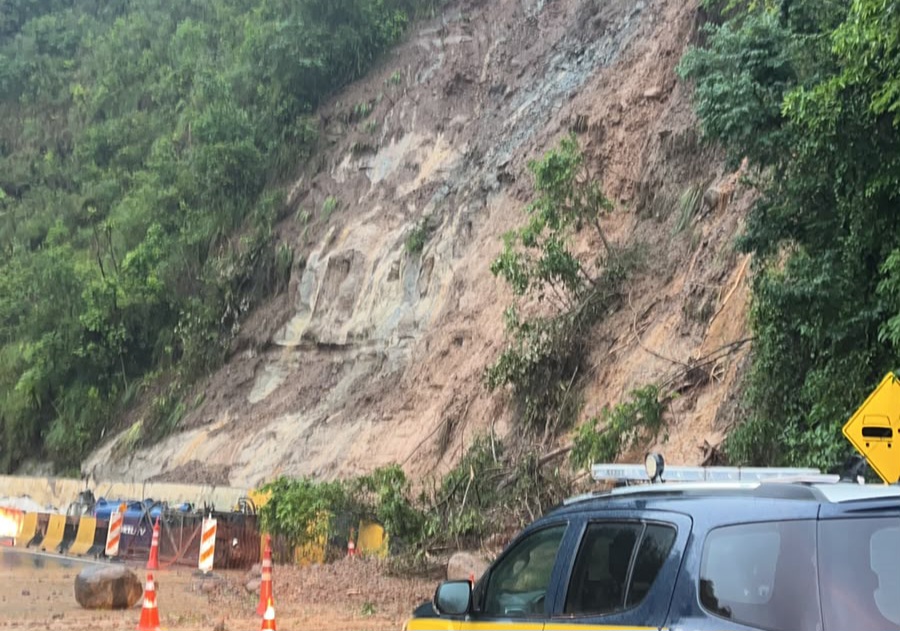 Queda de barreira interdita a Serra da Esperança 