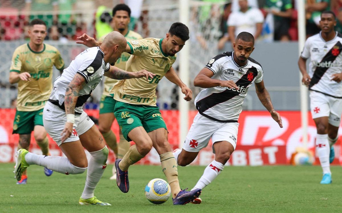 Palmeiras faz quatro no Vasco em blitz de dez minutos e amplia liderança do Brasileirão