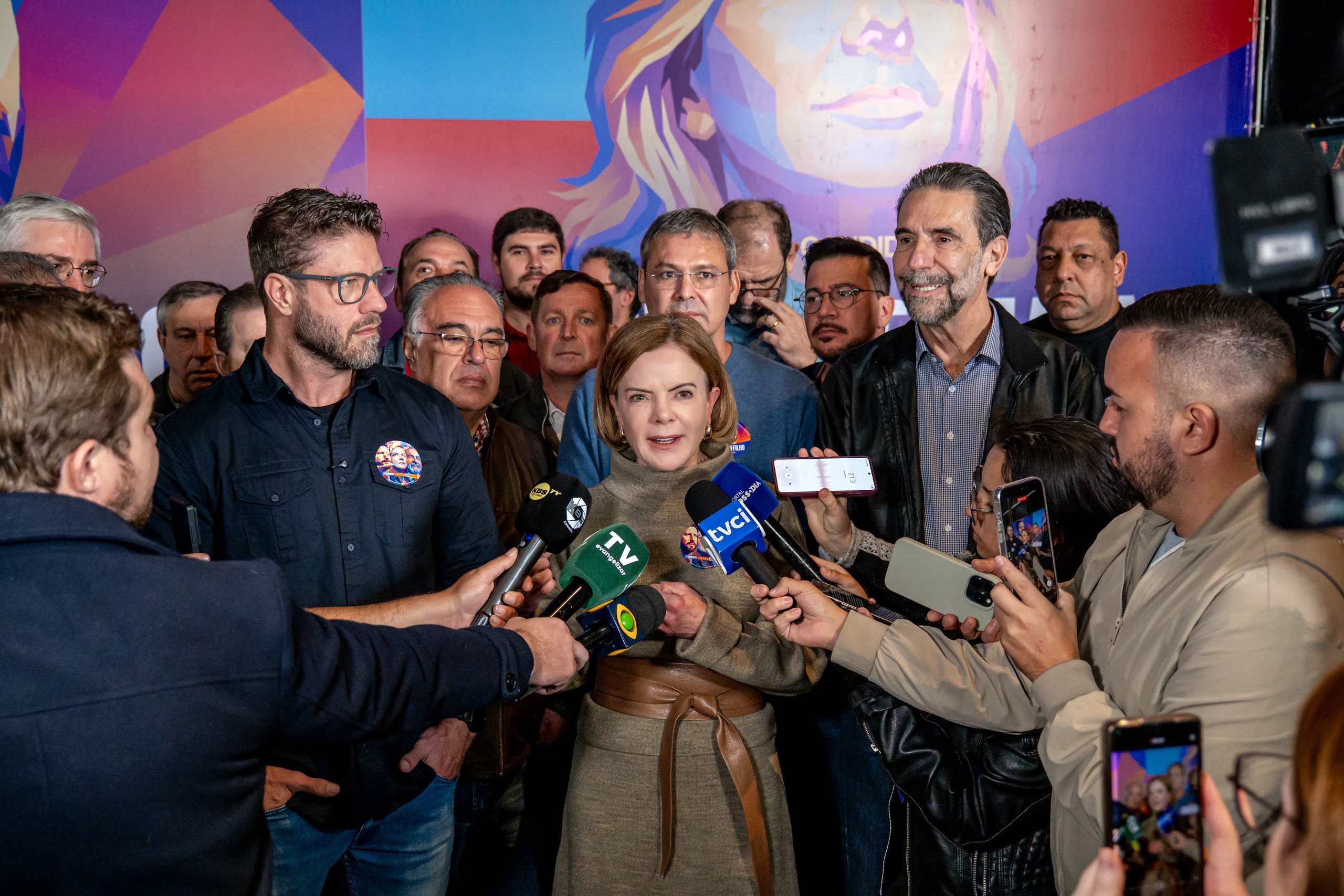 Requião Filho e Gleisi lançam pré-candidaturas em ato com 6 mil pessoas em Curitiba