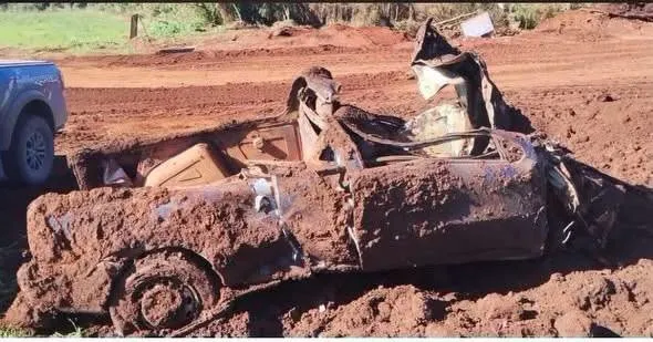 Fiat Strada é encontrada enterrada em estrada rural