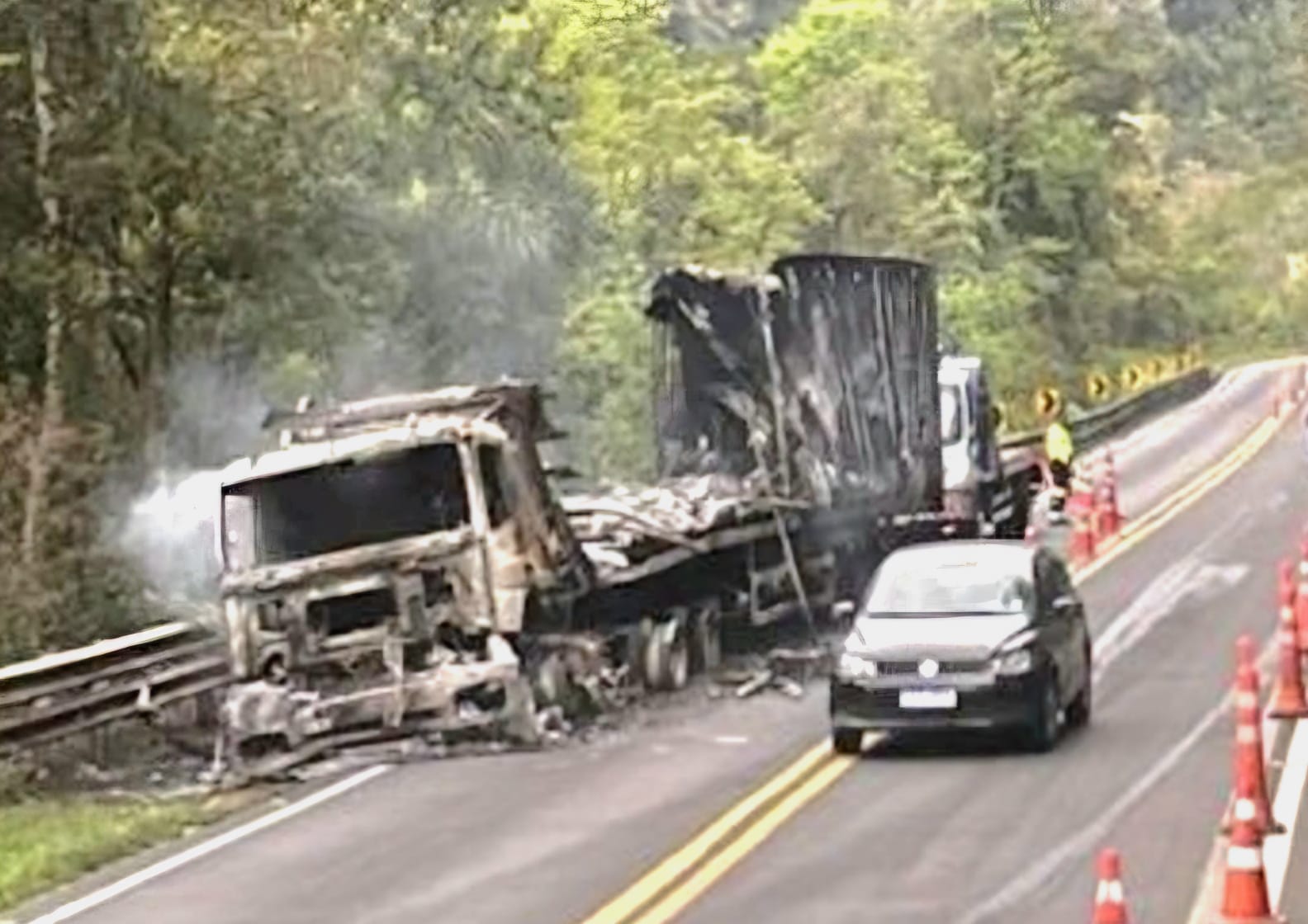 Incêndio em caminhão interdita BR-277 e causa fila de 10 quilômetros