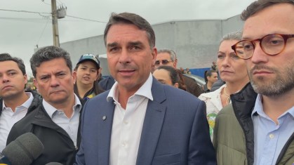 Flávio Bolsonaro vai à prisão visitar Filipe Martins e chama Moraes de “laranja podre”