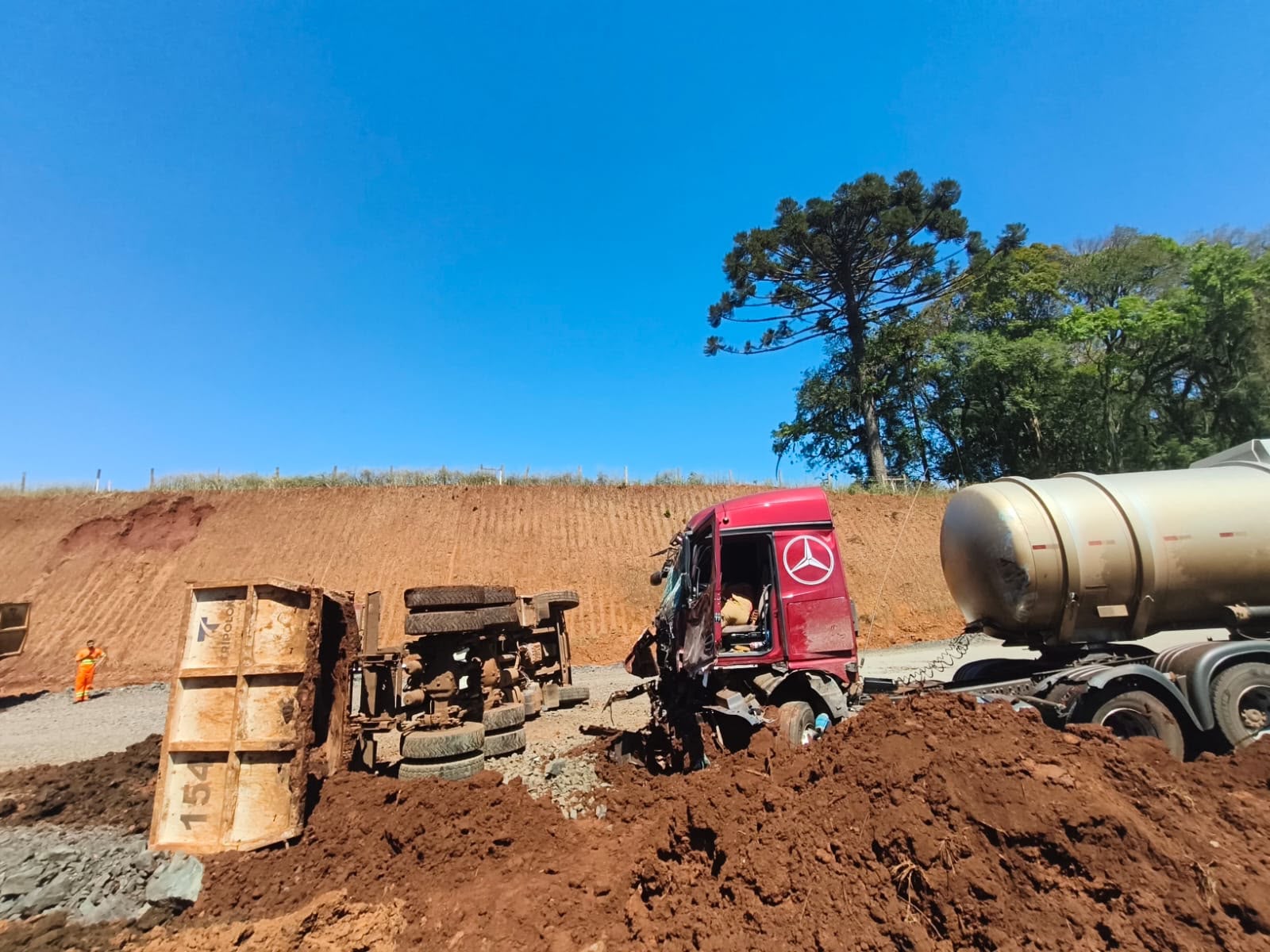 Colisão entre três caminhões deixa motorista gravemente ferido na PR-466