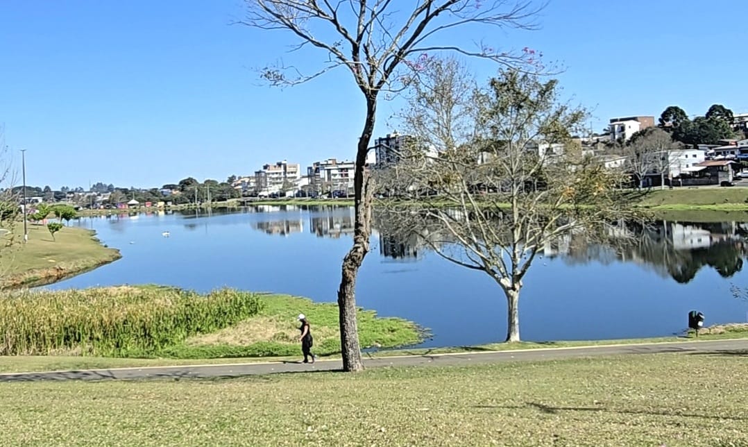 Parque do Lago, manhã de domingo (18), em Guarapuava: um lindo dia de sol e calorzinho