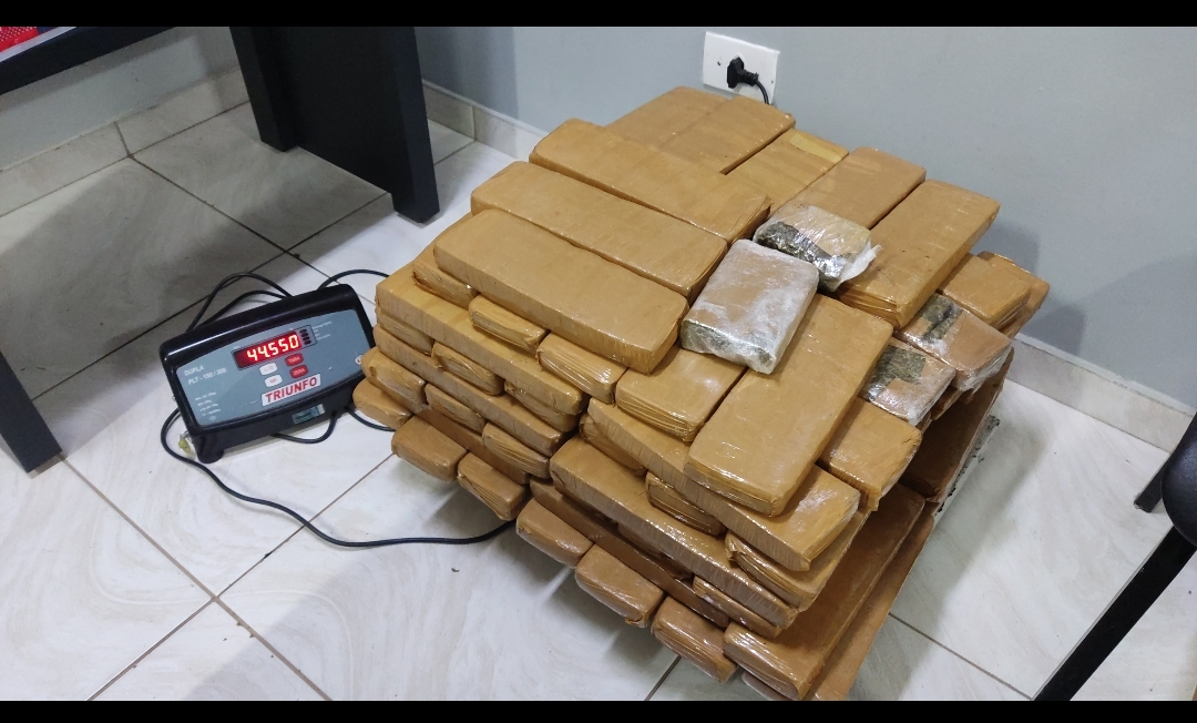 PRF apreende mais de 40 kg de maconha e 2 kg de skunk com venezuelana em Guarapuava