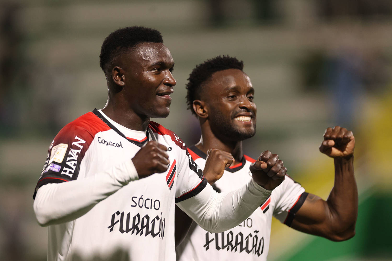 Athletico goleia a Chapecoense por 4 a 1 e reassume o terceiro lugar do Brasileirão